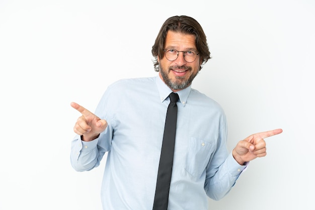 Senior nederlandse zakenman geïsoleerd op een witte achtergrond wijzende vinger naar de laterals en happy