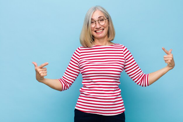 Senior of middelbare leeftijd mooie vrouw op zoek trots, arrogant, blij, verrast en tevreden, wijzend naar zichzelf, voelt zich een winnaar