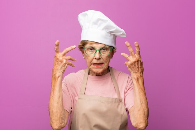 Photo senior old pretty baker woman