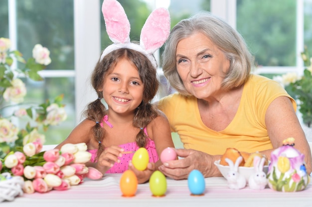 Senior oma en kleindochter met paaseieren