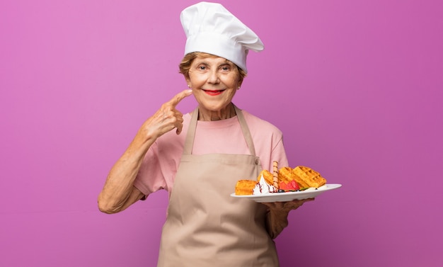 senior oude mooie bakkersvrouw