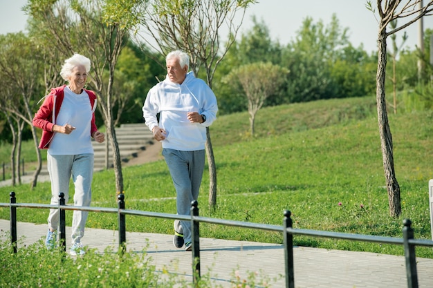 Senior paar buitenshuis te oefenen