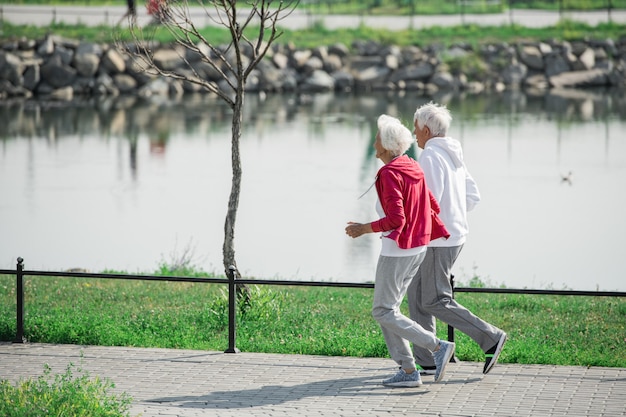 Senior paar buitenshuis te oefenen