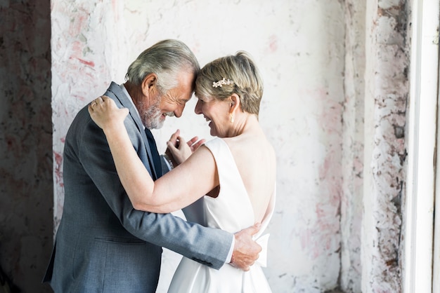 Senior paar dansen samen verjaardag liefde