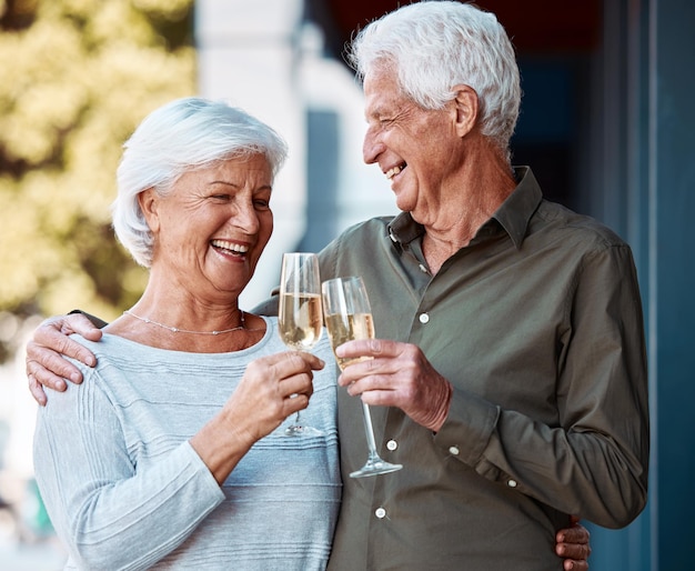 Senior paar feest en toast met champagne voor jubileum liefde en date buiten met gelukkige glimlach Oudere man vrouw en toast met alcohol drinken geluk en genieten van huwelijksrelatie