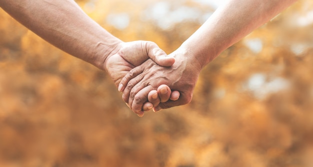 Senior paar hand in hand samen in de natuur