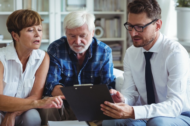 Senior paar hun investeringen plannen met financieel adviseur