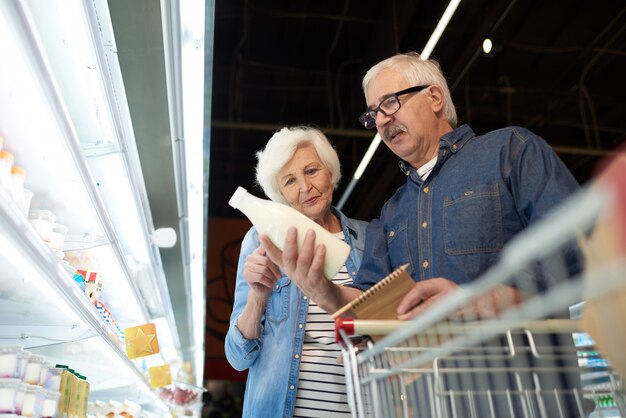 Senior paar in de supermarkt