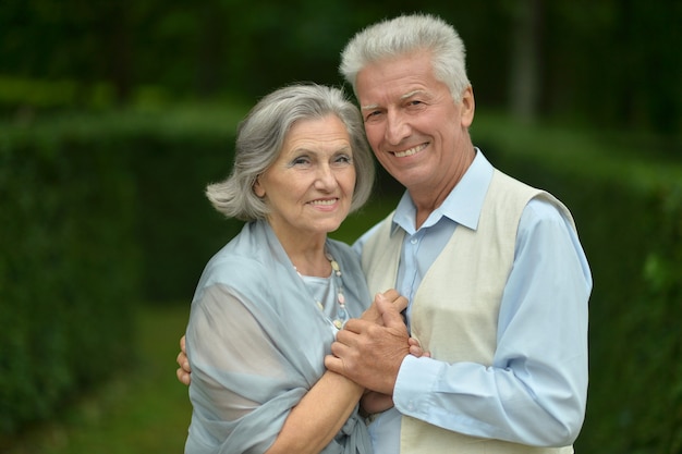 Senior paar in zomer park op groene achtergrond