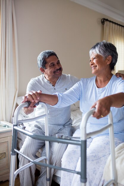 Senior paar interactie met elkaar op bed