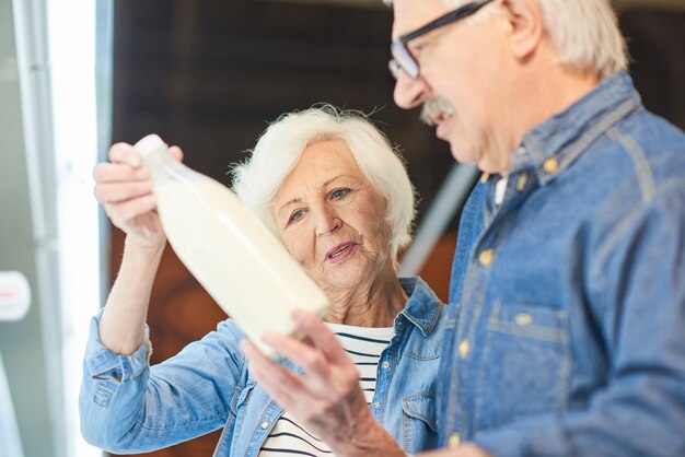 Senior paar kiezen melk