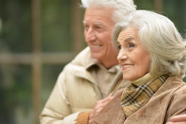 Senior paar knuffelen in het park