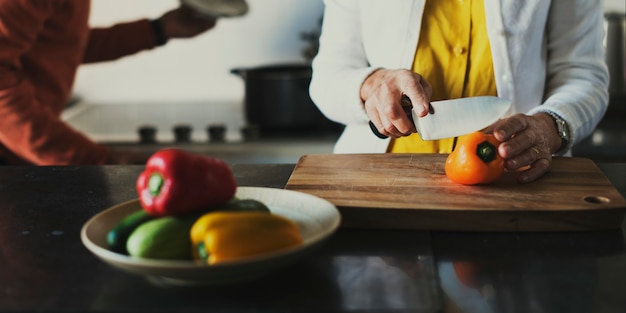 Senior paar koken voedsel keuken