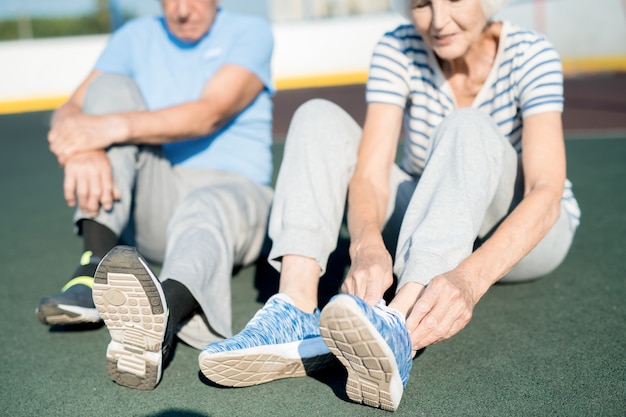 Senior paar koppelverkoop schoenen op schema