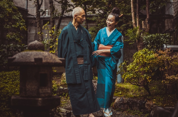 Senior paar levensstijl momenten in een traditioneel Japans huis