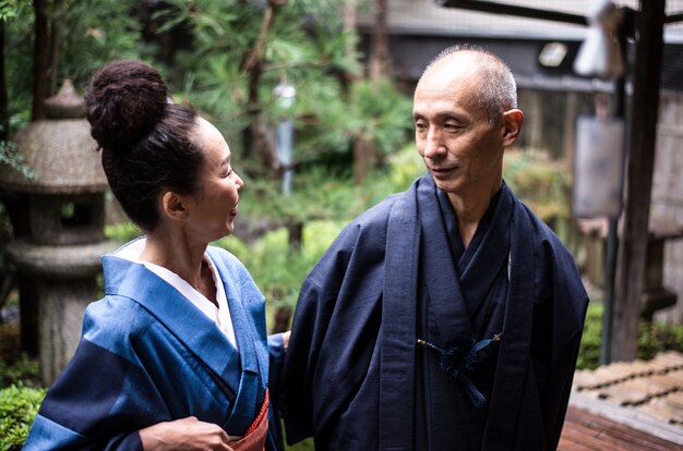 Foto senior paar levensstijl momenten in een traditioneel japans huis