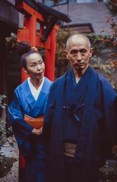 Foto senior paar levensstijl momenten in een traditioneel japans huis