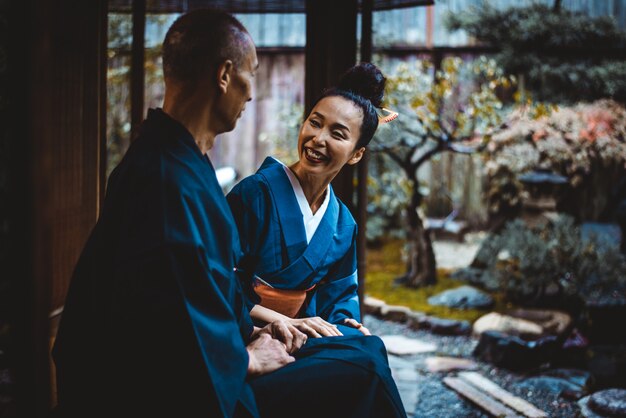 Senior paar levensstijl momenten in een traditioneel Japans huis