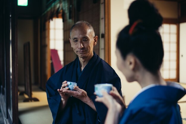 Senior paar levensstijl momenten in een traditioneel Japans huis