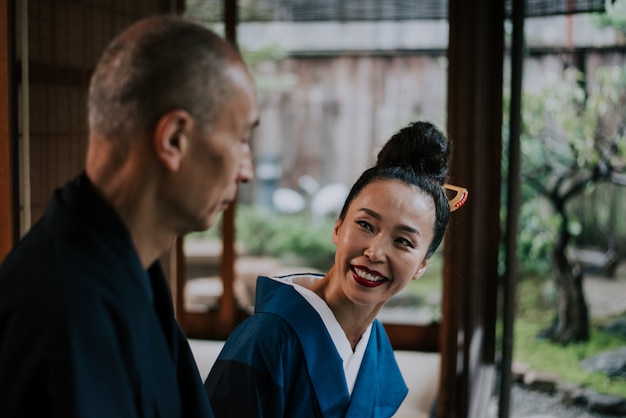 Senior paar levensstijl momenten in een traditioneel Japans huis