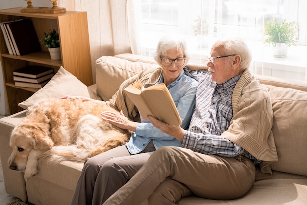 Senior paar lezen van boeken