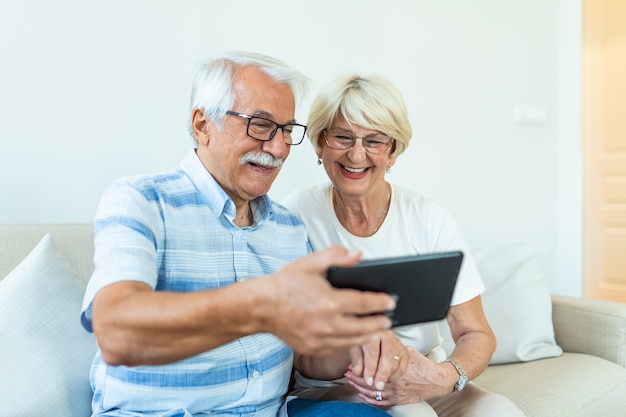 Senior paar met behulp van digitale tablet thuis