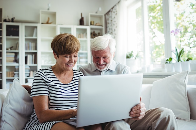 Senior paar met behulp van laptop