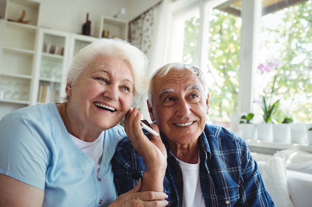 Senior paar met behulp van mobiele telefoon