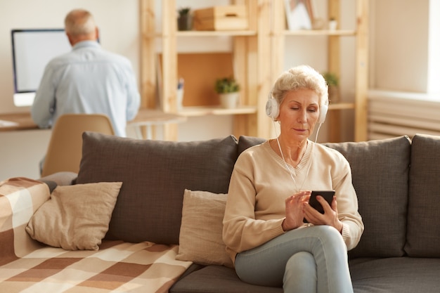 Senior paar met behulp van technologie