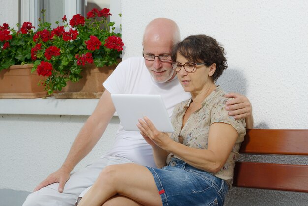 Senior paar met een tablet, buiten