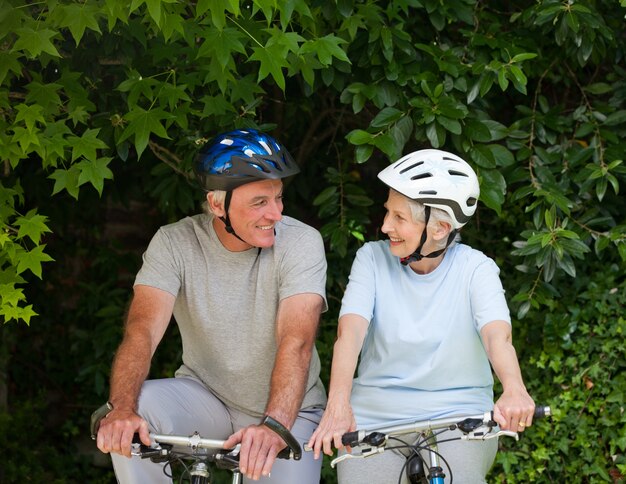 Senior paar mountainbiken buiten