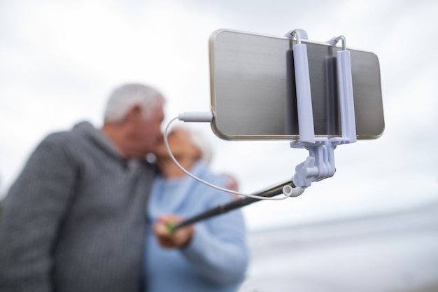 Senior paar nemen een selfie van selfie stick