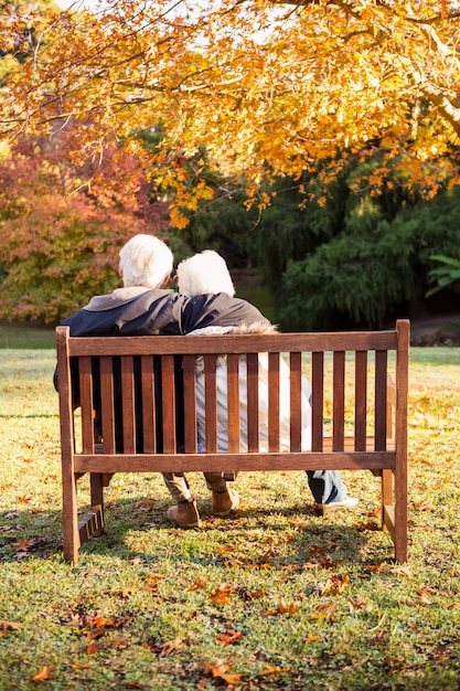 Foto senior paar omarmen op een bankje