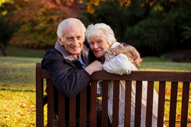 Senior paar omarmen op een bankje