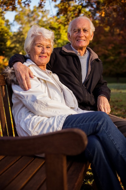 Senior paar omarmen op een bankje