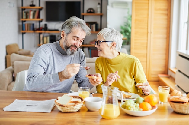 Senior paar ontbijt thuis eten levensstijl eettafel