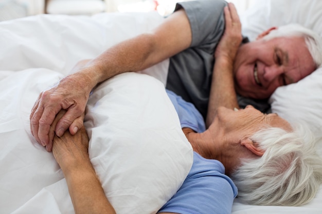 Senior paar ontspannen in de slaapkamer thuis