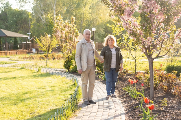 Senior paar op een wandeling in de lente of zomer natuur