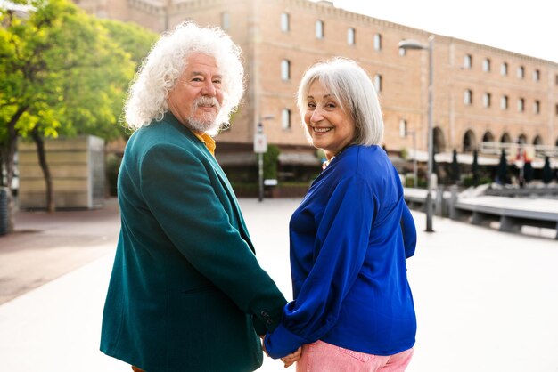 Foto senior paar oude mensen die buiten daten