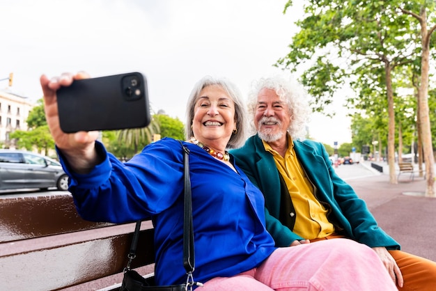 Senior paar oude mensen die buiten daten