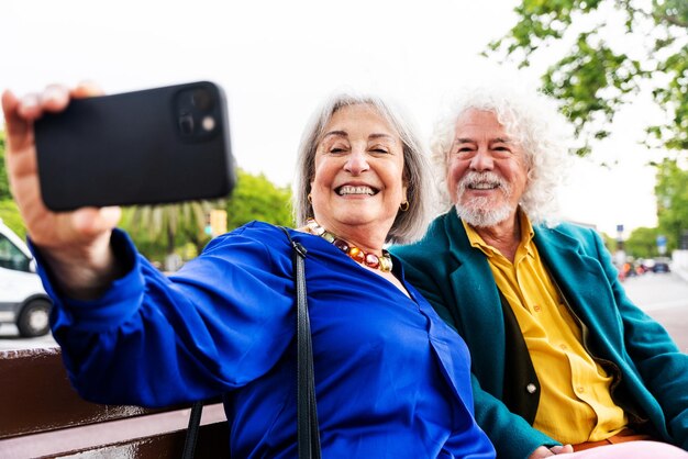 Senior paar oude mensen die buiten daten