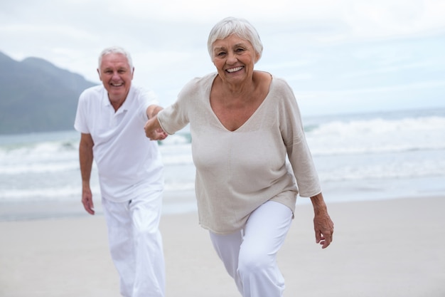 Senior paar plezier samen op strand