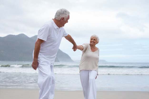 Senior paar plezier samen op strand