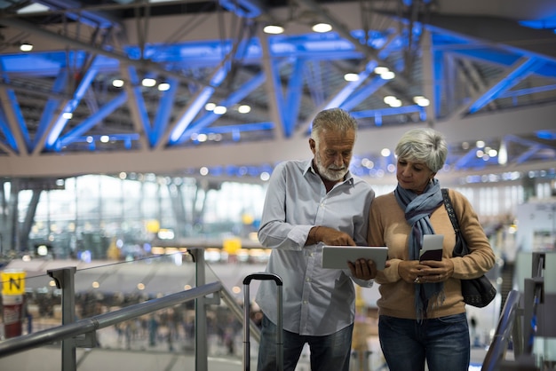 Senior paar reizen luchthaven scène