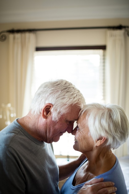 Senior paar romancing in slaapkamer thuis