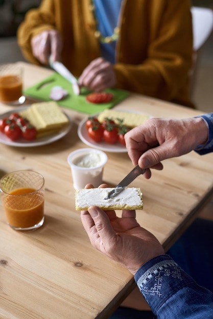 Senior paar samen snacken aan tafel