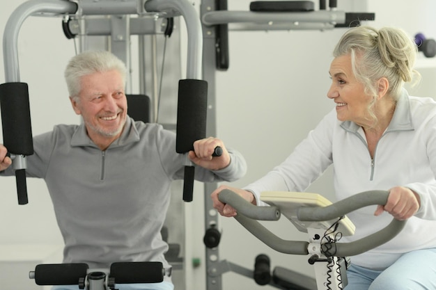 Senior paar samen trainen in de sportschool