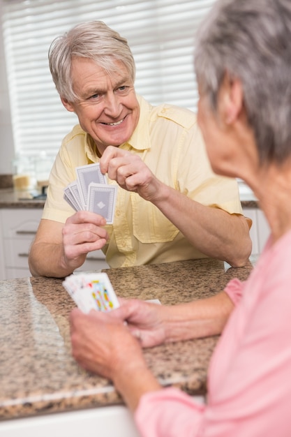 Senior paar speelkaarten aan het loket