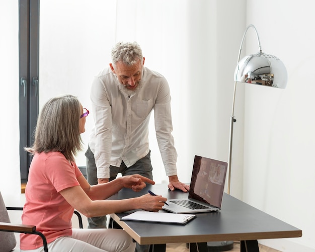 Senior paar thuis met behulp van laptopcomputer