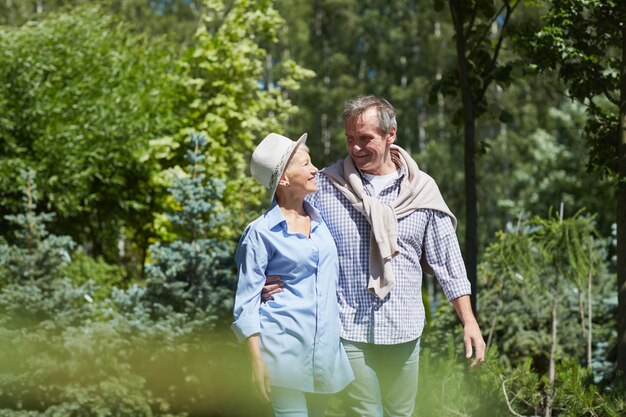 Senior paar wandelen in het bos